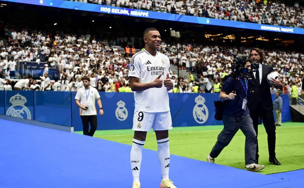 关于皇马签约巴黎圣日耳曼球星，引发球迷热议的信息