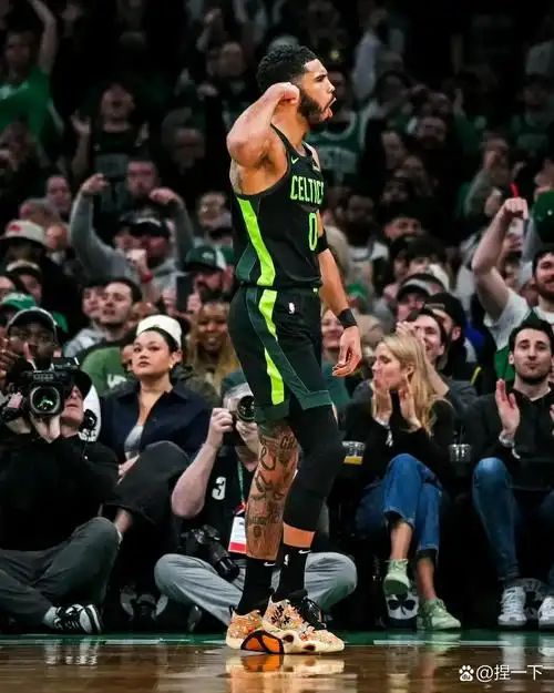 包含塔图姆三巨头联手，冲击季后赛得分突破，76人冲击季后赛！的词条