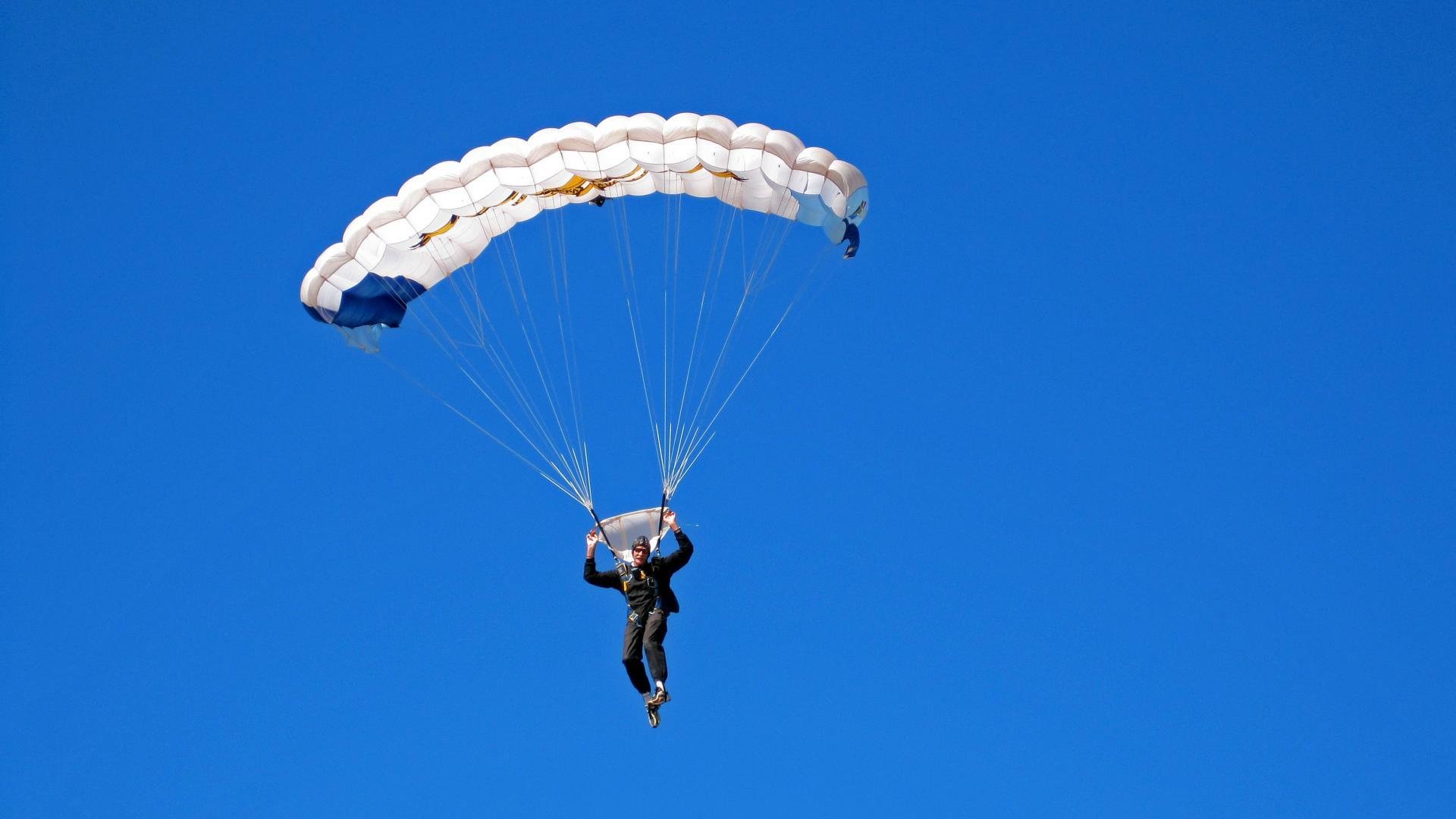 巴塞罗那引发争议！，Faker官方宣布重返赛场新规观众掌声雷动