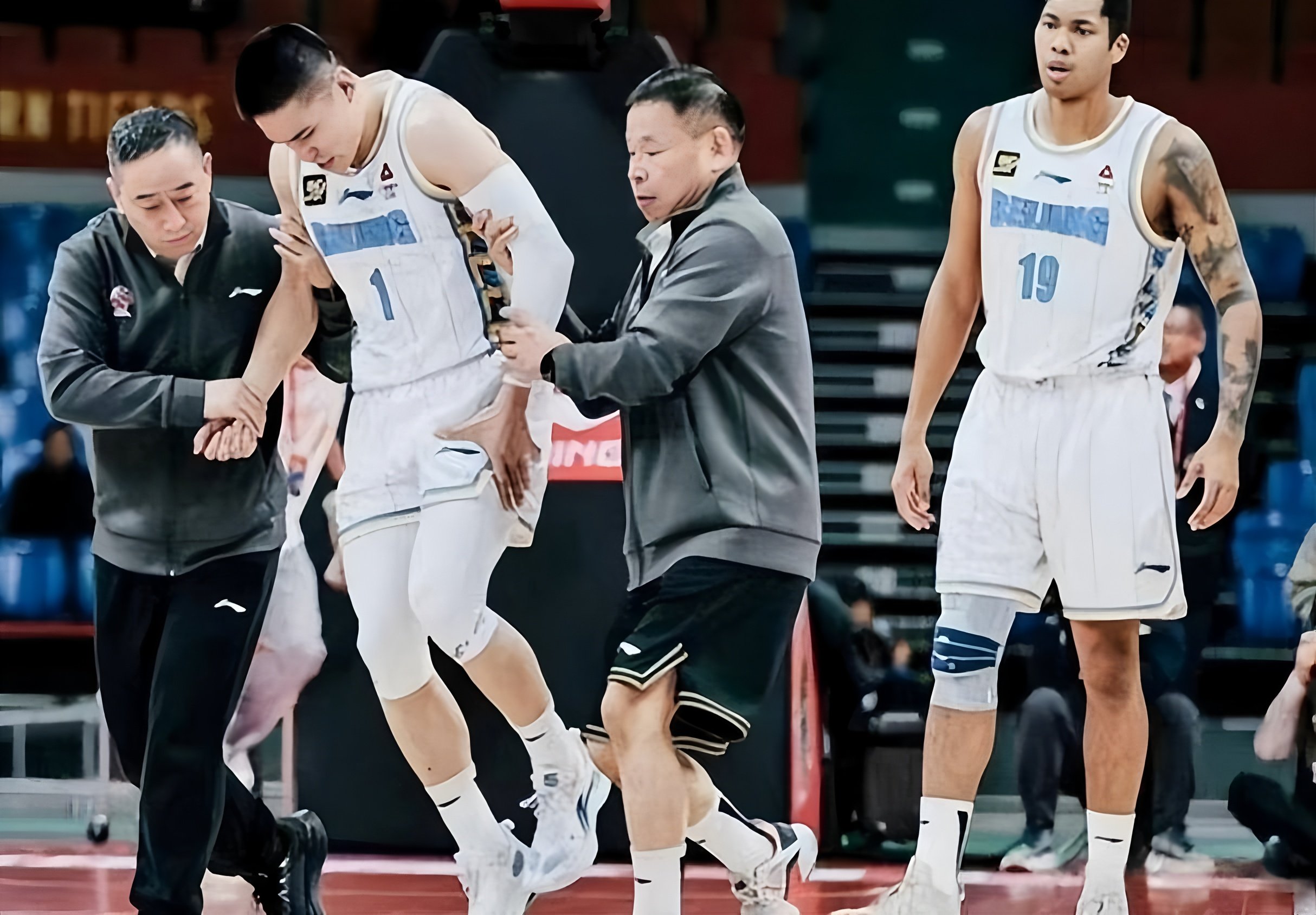 关于年终总决赛战况：费城76人防线稳固，新疆男篮进攻受阻，周琦成最佳的信息